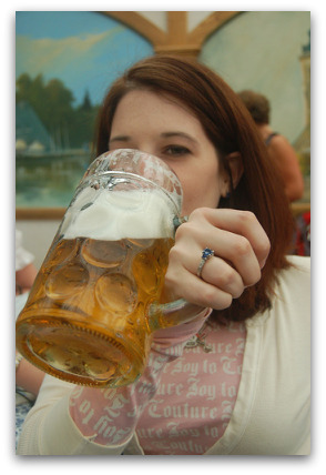oktoberfest-cute-girl-drinking-beer