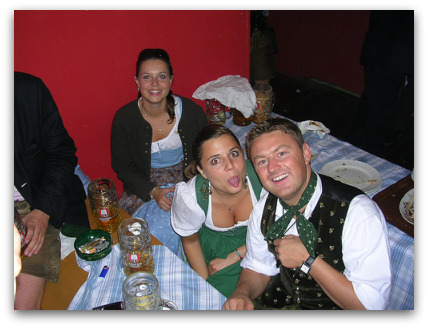 oktoberfest-funny-look-girls