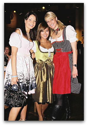 oktoberfest-girls-in-dirndls