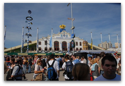 oktoberfest-hofbrauhaus-tent-action