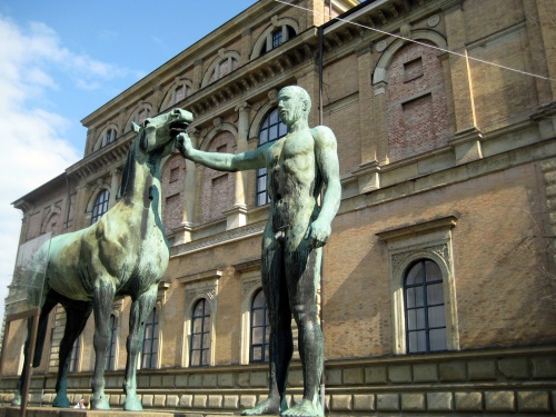 alte-pinakothek-statue