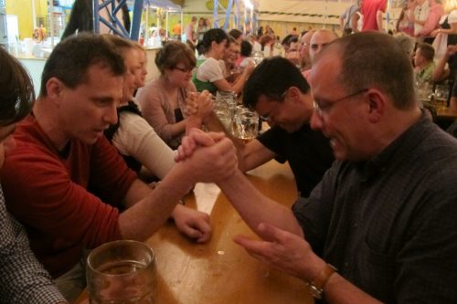 arm-wrestle-at-the-plarrer