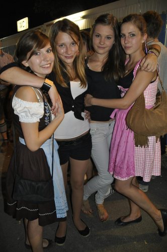 girls-hugging-in-dirndls