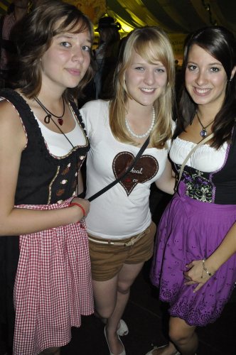 girls-in-dirndls-and-lederhosen