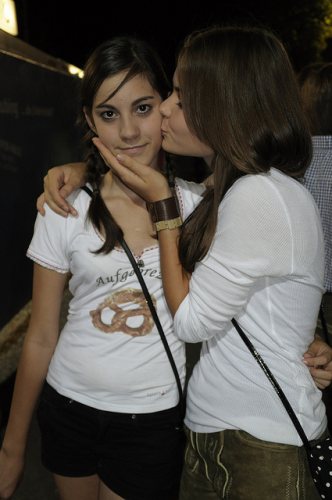 girls-kiss-in-lederhosen