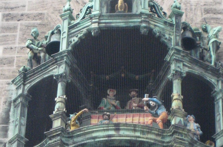 Wedding party figures on the upper level of the Munich Glockenspiel