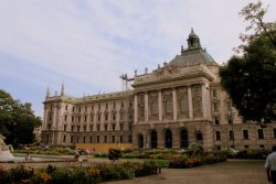 justizpalast-white-rose