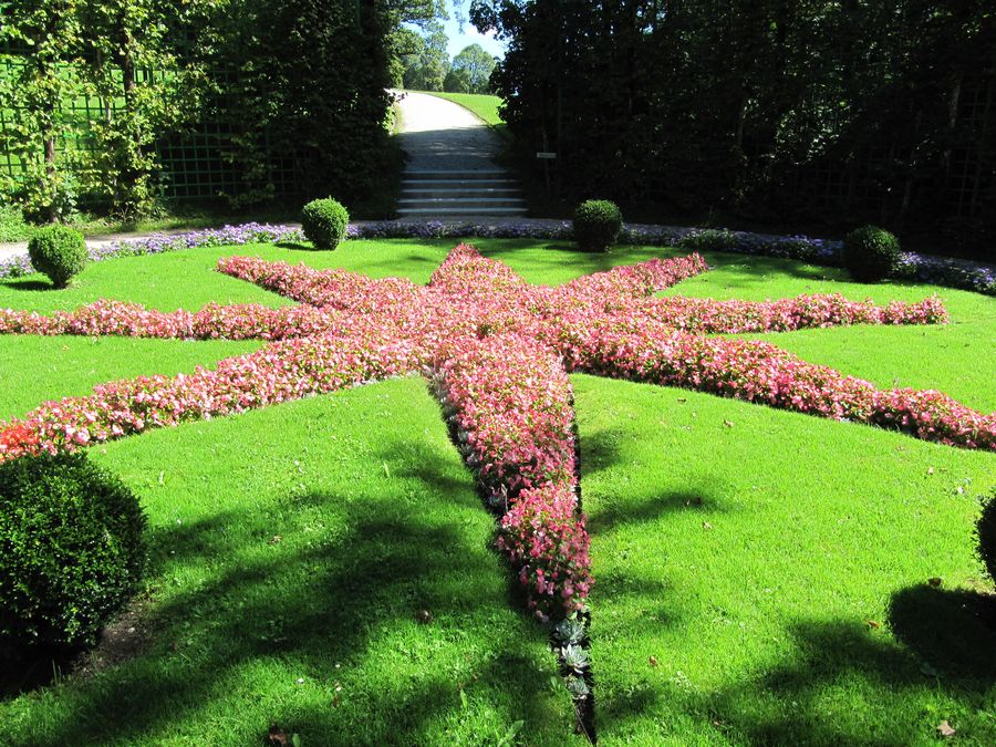 linderhof star flowerbed