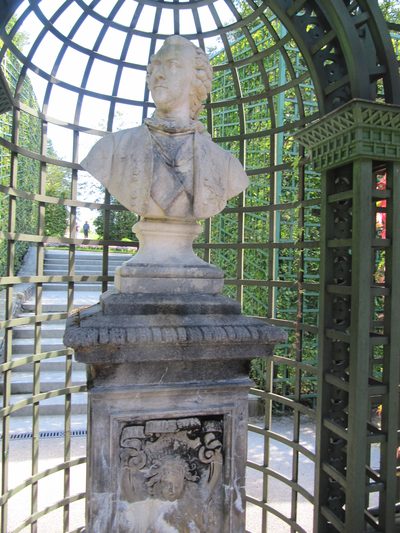 linderhof bust trellis arbour