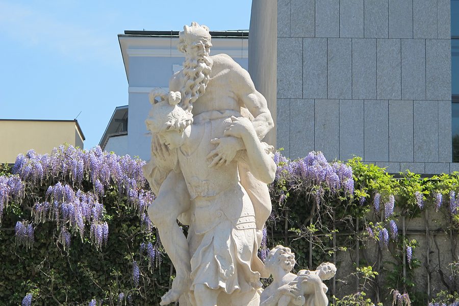 statue and wisteria salzburg