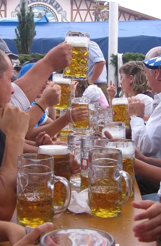 munich-oktoberfest-2014-beer-drinkers