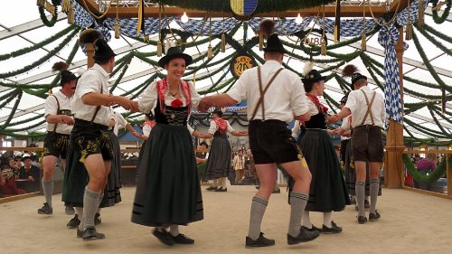 munich-oktoberfest-2013-dancing
