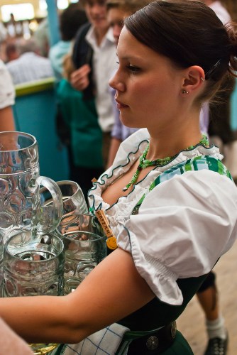 munich-oktoberfest-2013-girl