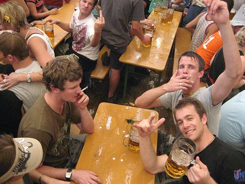 munich-oktoberfest-2013-guys-smoking