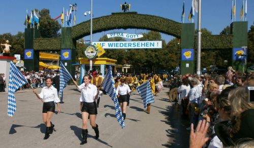 munich-oktoberfest-2013-marching-girls