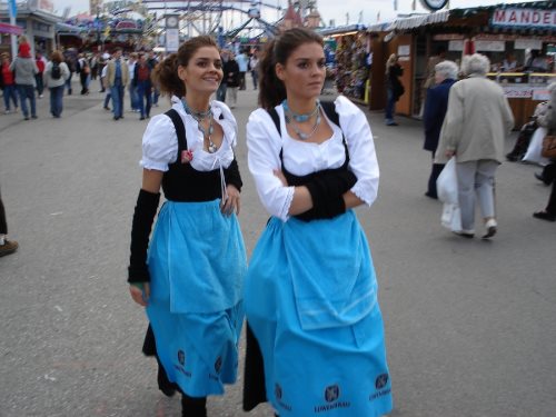 munich-oktoberfest-2013-waitresses