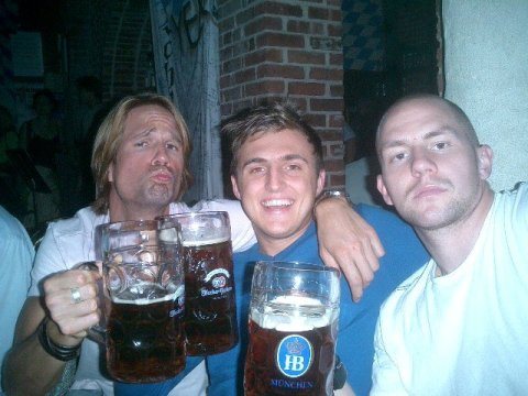 munich-oktobert-2014-guys-toast