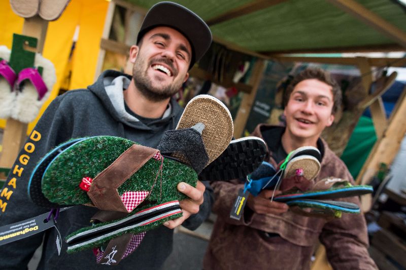 Munich-streetlife--grass-flip-flops