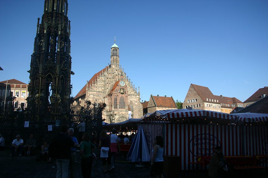 schoener brunnen and frauenkirche at dusk