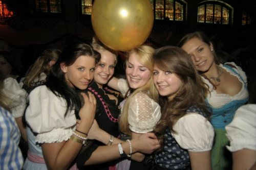 oktoberfest-girls-at-afterparty
