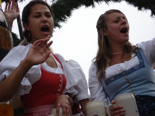 oktoberfest-munich-girls-in-parade