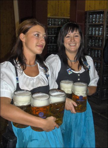 oktoberfest-munich-waitresses