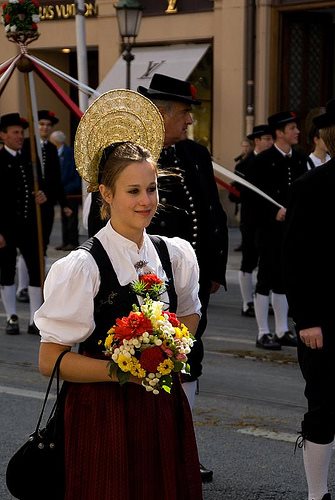 oktoberfest-parade-girl