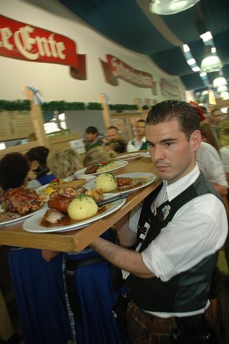 oktoberfest-waiter
