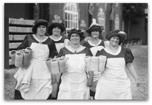 oktoberfest-waitresses-1928
