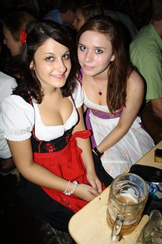 red-dirndl-purple-dirndl