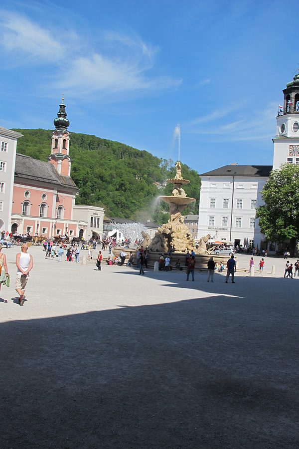 residenzplatz fountain salzburg