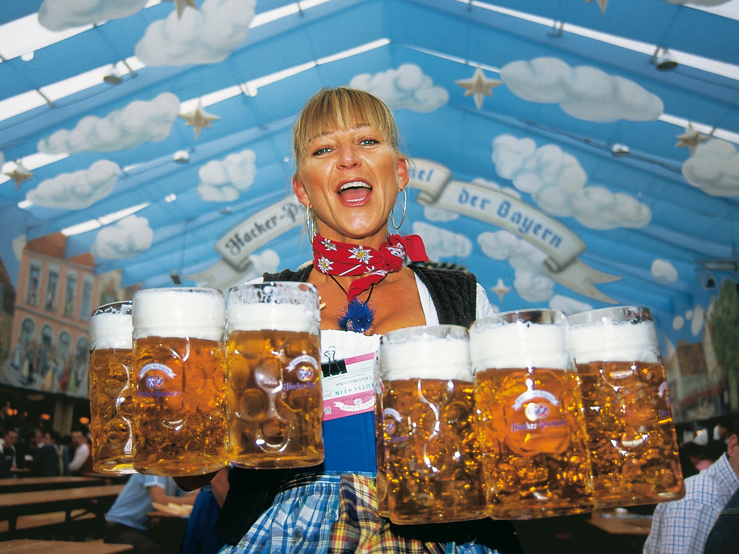 oktoberfest bedienung festival de voyeur