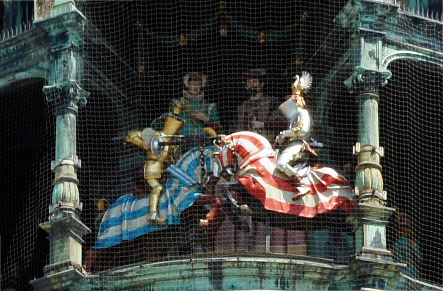 munich-glockenspiel-joust